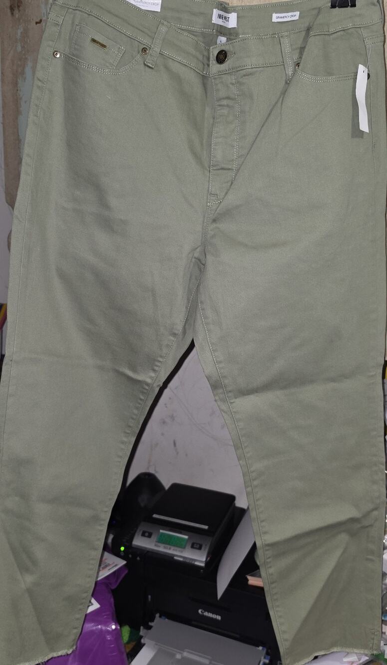 Nine West Jeans Gramercy Crop Slim Fit Soft Touch Sz 16 NWT Fray Hem Slit Olive